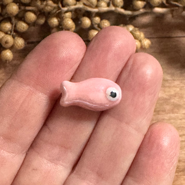 1 x Rosa Fisch Perle aus Keramik | 19 x 10 mm | Für Mikromakramee, Schmuck & DIY‘s
