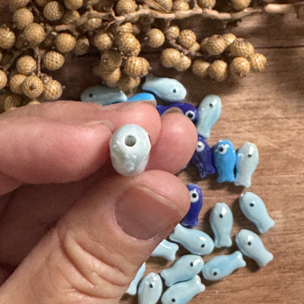1 x Hellblau & Dunkelblau Fisch Perle aus Keramik | 19 x 10 mm | Für Mikromakramee, Schmuck & DIY‘s