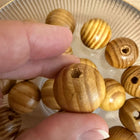 20 x Holzperlen groß, Durchmesser 2,5 cm, Bohrung circa 4-5 mm für Makramee Arbeiten