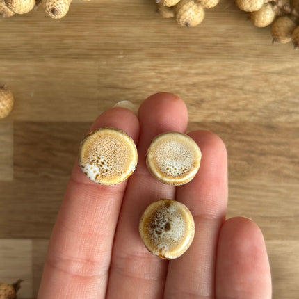 3 x flache, runde Perlen aus Keramik | in Hellbraun | Für Mikro-Makramee, Schmuck & DIY‘s