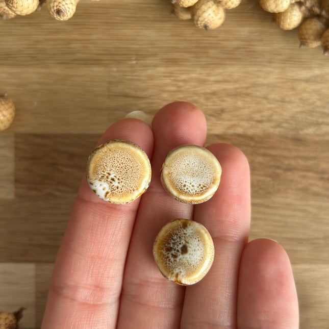 3 x flache, runde Perlen aus Keramik | in Hellbraun | Für Mikro-Makramee, Schmuck & DIY‘s