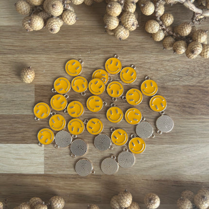 1 x SMILEY Anhänger aus Metall | in Gelb-Orange | Für Mikro-Makramee, Schmuck & DIY‘s