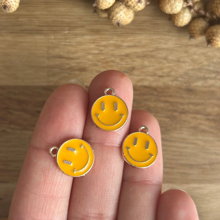 1 x SMILEY Anhänger aus Metall | in Gelb-Orange | Für Mikro-Makramee, Schmuck & DIY‘s