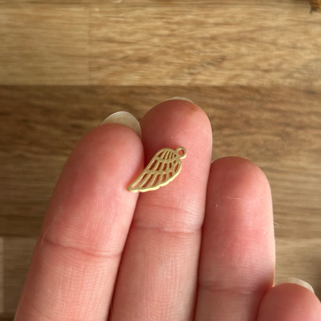 1 x Flügel-Anhänger | in Gold | Für Mikromakramee, Schmuck & DIY’s
