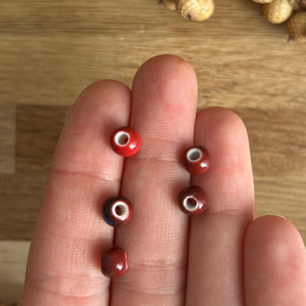 10 x runde Perlen aus Keramik | in Rot-Blau | Für Mikromakramee, Schmuck & DIY‘s