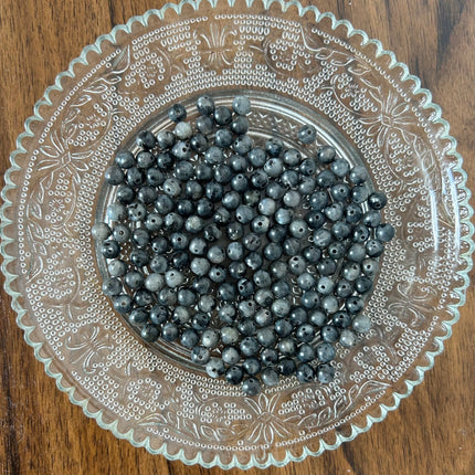 10 x Edelsteinperle aus Spektrolith | in Grau-Schwarz | 6 mm | Für Mikromakramee, Schmuck & DIY‘s