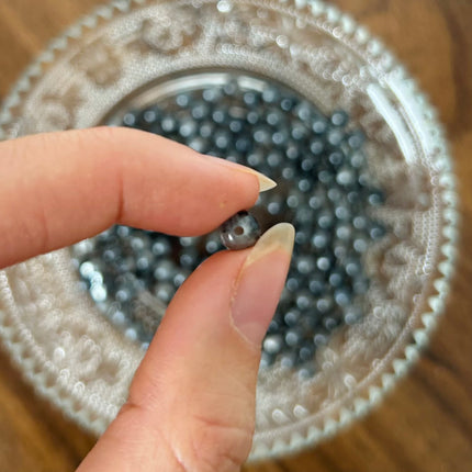 10 x Edelsteinperle aus Spektrolith | in Grau-Schwarz | 6 mm | Für Mikromakramee, Schmuck & DIY‘s