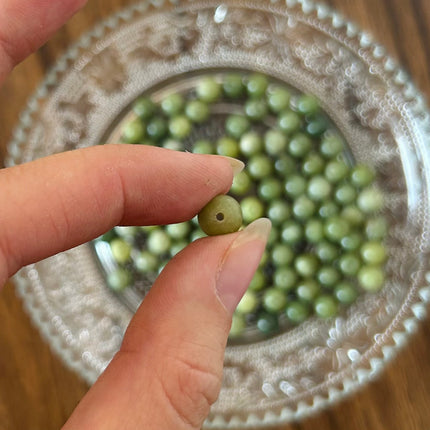 10 x Natursteinperle aus südlicher Jade | in Olivgrün | 8 mm | Für Mikromakramee, Schmuck & DIY‘s