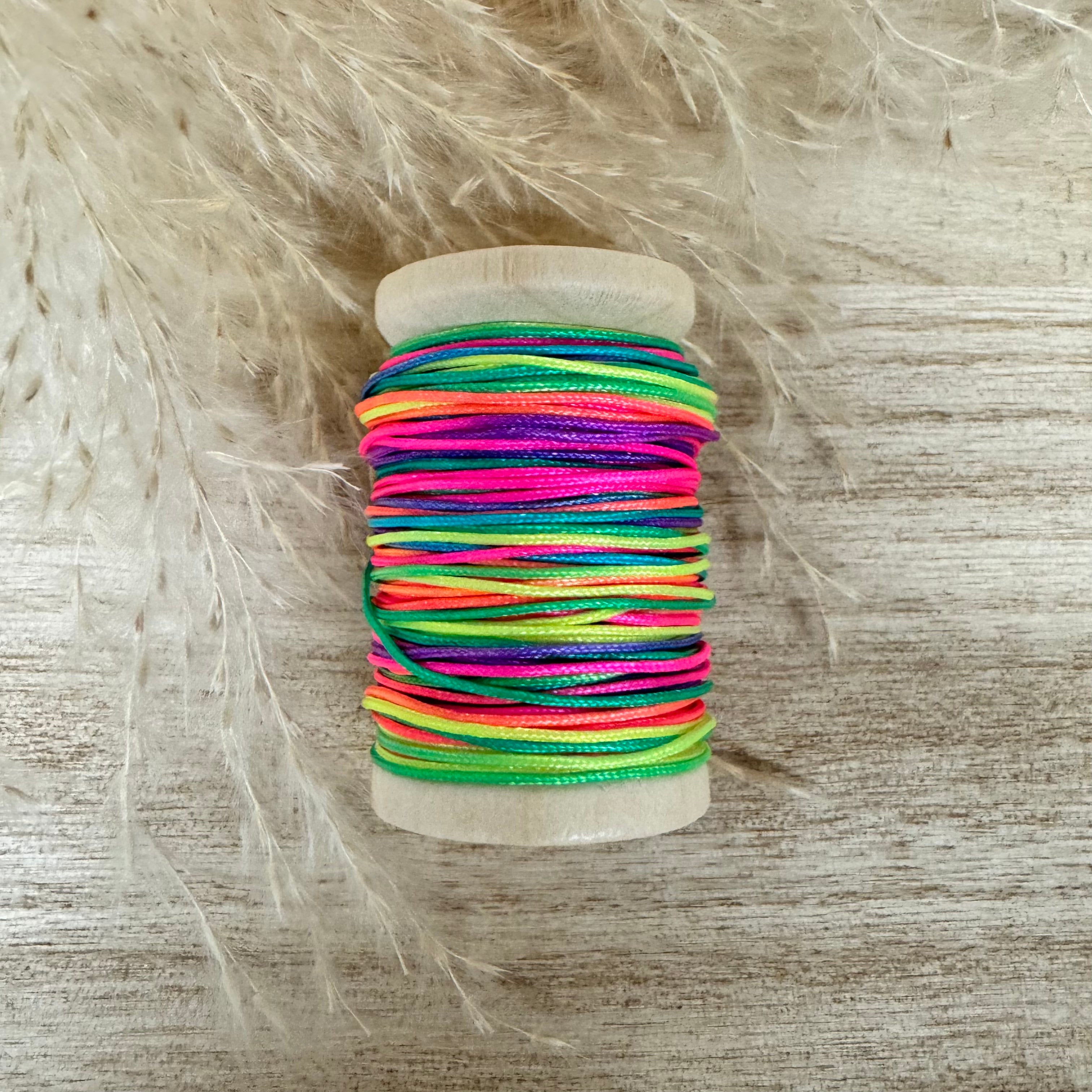 Neon Regenbogen farbenes ungewachstes Nylon Garn 1 mm für Makramee Schmuckherstellung  DIY