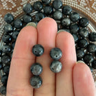 10 x Edelsteinperle aus Spektrolith | in Grau-Schwarz | 8 mm | Für Mikromakramee, Schmuck & DIY‘s