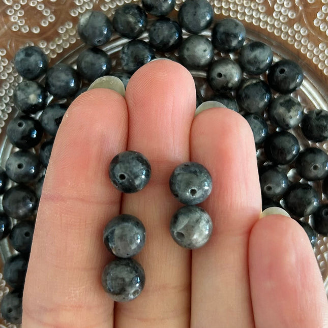 10 x Edelsteinperle aus Spektrolith | in Grau-Schwarz | 8 mm | Für Mikromakramee, Schmuck & DIY‘s
