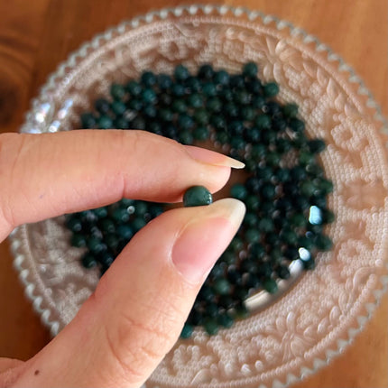 10 x Edelsteinperle aus Moosachat | in Dunkelgrün | 6 mm | Für Mikromakramee, Schmuck & DIY‘s