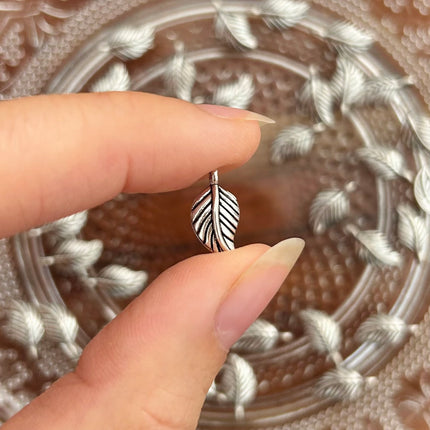 1 x Blatt Anhänger | in Silber | 14 x 7 mm | Für Mikromakramee, Schmuck & DIY‘s