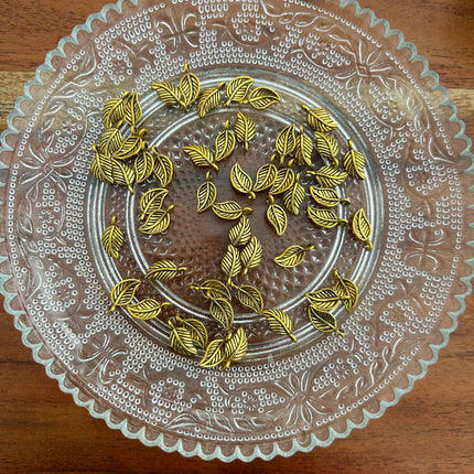 1 x Blatt Anhänger | in Gold |  14 x 7 mm | Für Mikromakramee, Schmuck & DIY‘s