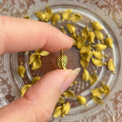 1 x Blatt Anhänger | in Gold |  14 x 7 mm | Für Mikromakramee, Schmuck & DIY‘s