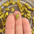 1 x Blatt Anhänger | in Gold |  14 x 7 mm | Für Mikromakramee, Schmuck & DIY‘s
