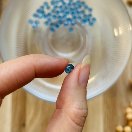 5 x Facettierte Glasperlen | in Reinvented Cool Blue | 6 mm | Für Mikromakramee, Schmuck & DIY‘s