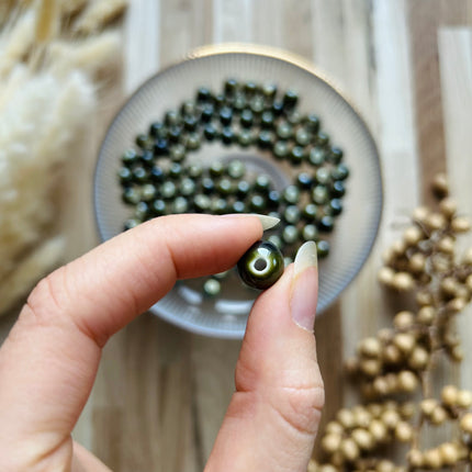 10 x runde Perlen aus Keramik | in Grün | Für Mikromakramee, Schmuck & DIY‘s