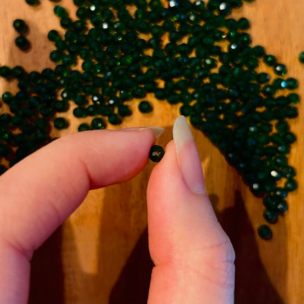 10 x Facettierte Glasperlen | in Dunkelgrün | 4 mm | Für Mikromakramee, Schmuck & DIY‘s