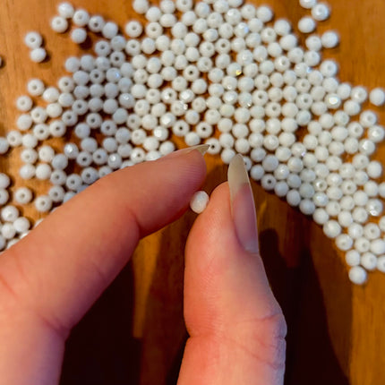 10 x Facettierte Glasperlen | in Weiß | 4 mm | Für Mikromakramee, Schmuck & DIY‘s
