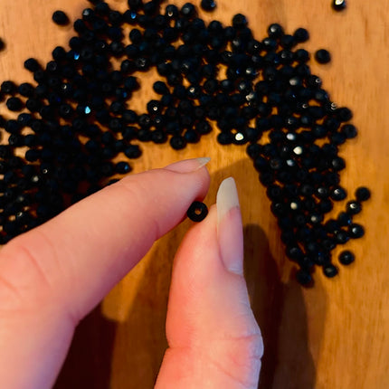 10 x Facettierte Glasperlen | in Schwarz | 4 mm | Für Mikromakramee, Schmuck & DIY‘s