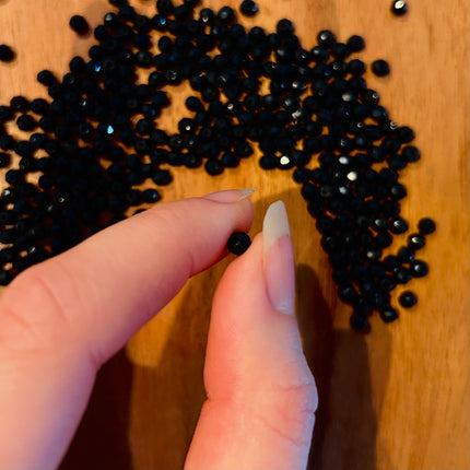 10 x Facettierte Glasperlen | in Schwarz | 4 mm | Für Mikromakramee, Schmuck & DIY‘s