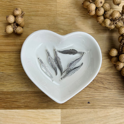 1 x Filigraner Feder Anhänger aus Zinklegierung | in Silber | Für Mikromakramee, Schmuck & DIY‘s