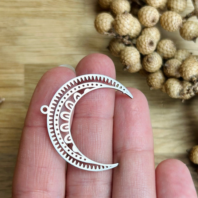1 x Ornamentaler Halbmond-Anhänger | Silber | Für Mikromakramee, Schmuck & DIY‘s