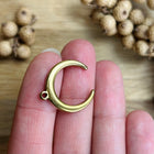 1 x Halbmond-Anhänger mit mittiger Öse | in Gold | Für Mikromakramee, Schmuck & DIY‘s