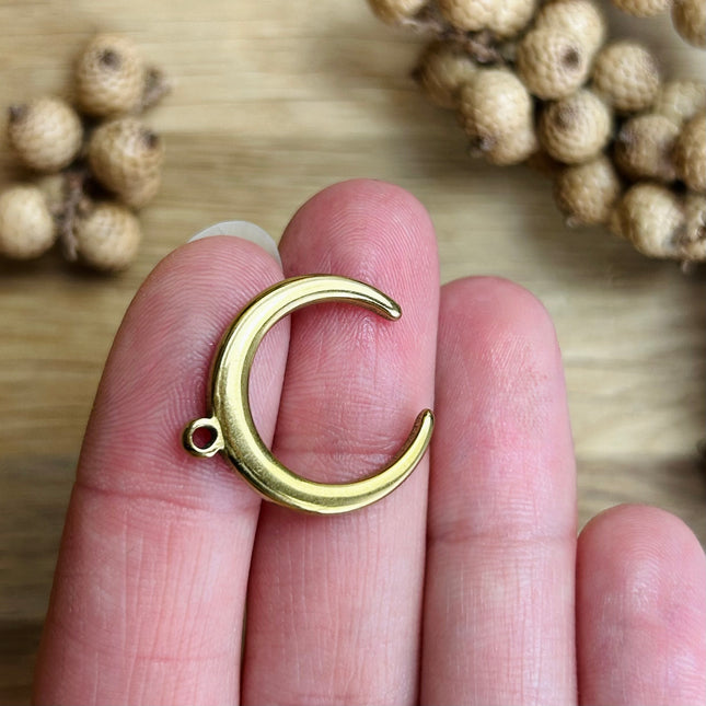 1 x Halbmond-Anhänger mit mittiger Öse | in Gold | Für Mikromakramee, Schmuck & DIY‘s