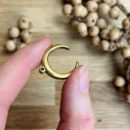 1 x Halbmond-Anhänger mit mittiger Öse | in Gold | Für Mikromakramee, Schmuck & DIY‘s