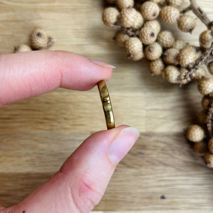 1 x Halbmond-Anhänger mit mittiger Öse | in Gold | Für Mikromakramee, Schmuck & DIY‘s