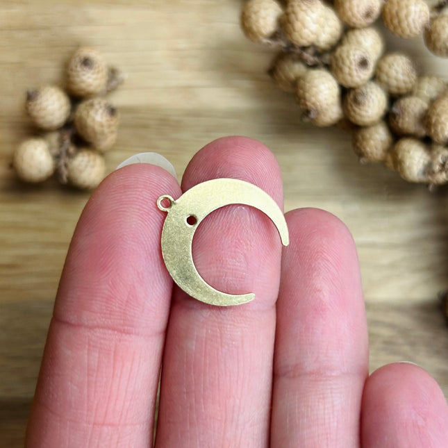 1 x Halbmond-Anhänger aus | in Gold | Für Mikromakramee, Schmuck & DIY‘s