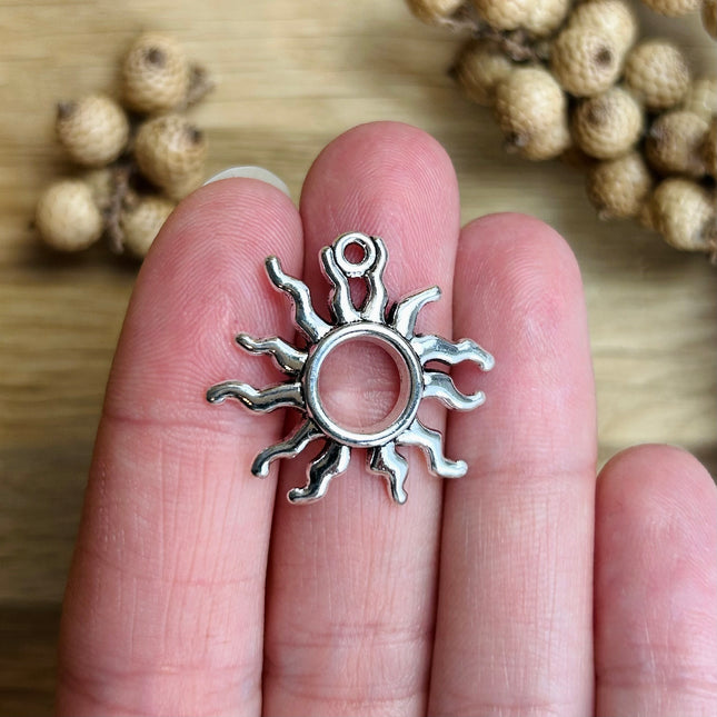 1 x Sonnen-Anhänger aus | in Silber | Für Mikromakramee, Schmuck & DIY‘s