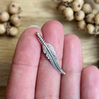 1 x Filigraner Feder Anhänger aus Zinklegierung | in Silber | Für Mikromakramee, Schmuck & DIY‘s