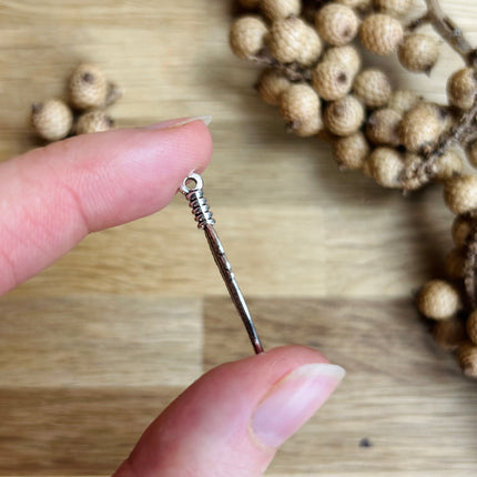 1 x Filigraner Feder Anhänger aus Zinklegierung | in Silber | Für Mikromakramee, Schmuck & DIY‘s