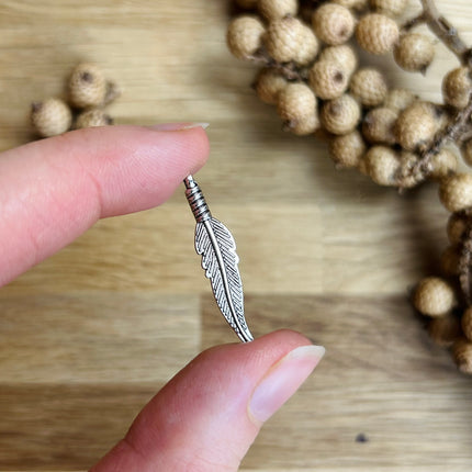 1 x Filigraner Feder Anhänger aus Zinklegierung | in Silber | Für Mikromakramee, Schmuck & DIY‘s