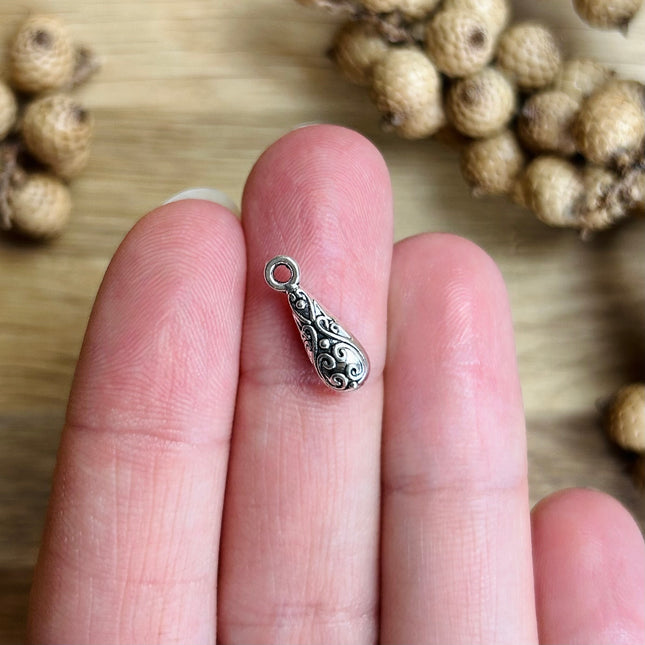 1 x Tropfen-Anhänger mit Ornamenten | in Silber | Für Mikromakramee, Schmuck & DIY‘s