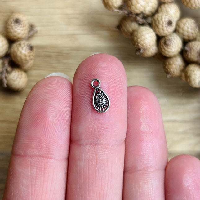 1 x Anhänger Tropfen Form mit Ornament | Silber | Für Mikromakramee, Schmuck & DIY‘s