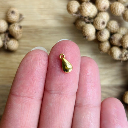 1 x Tropfen-Anhänger aus 18 Karat vergoldetem Messing | in Gold | Für Mikromakramee, Schmuck & DIY‘s