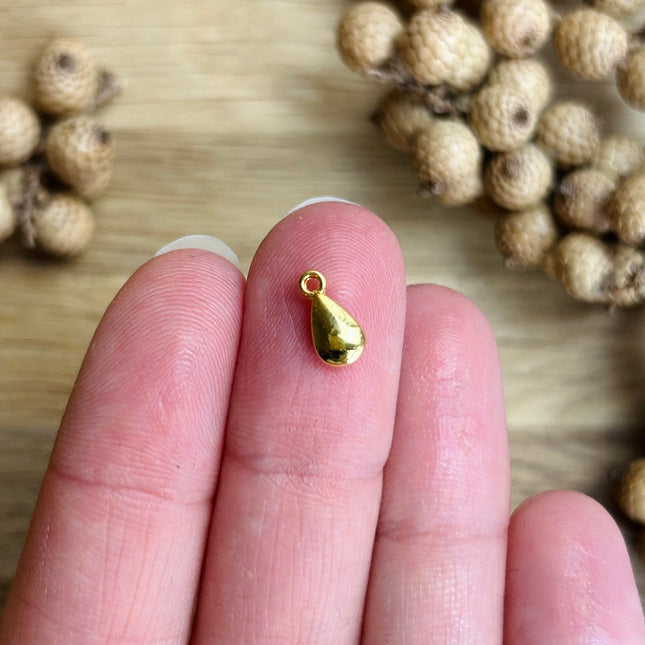 1 x Tropfen-Anhänger aus 18 Karat vergoldetem Messing | in Gold | Für Mikromakramee, Schmuck & DIY‘s
