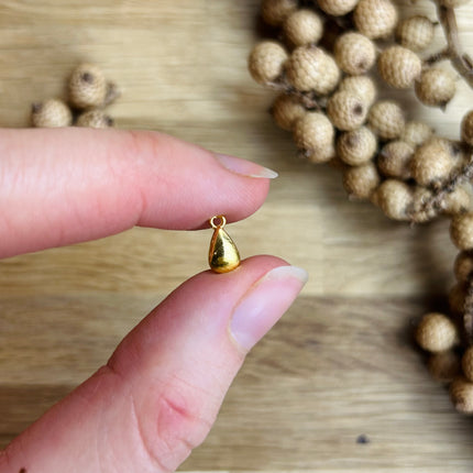 1 x Tropfen-Anhänger aus 18 Karat vergoldetem Messing | in Gold | Für Mikromakramee, Schmuck & DIY‘s