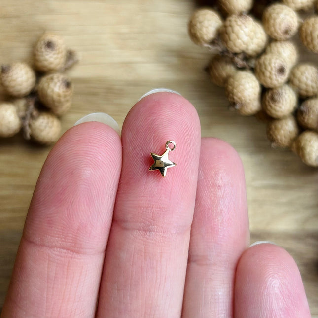 1 x Star Pendant made of 18K Gold-Plated Brass | in Gold | 7.5 x 5.5 x 3 mm | For Micro Macrame, Jewelry & DIY projects