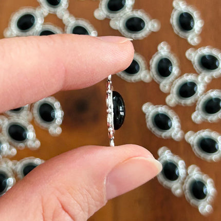 1 x Ovaler Verbinder im Vintage-Look mit Cabochon | in Silber & Schwarz | 20 x 13 mm | Für Mikromakramee, Schmuck & DIY‘s