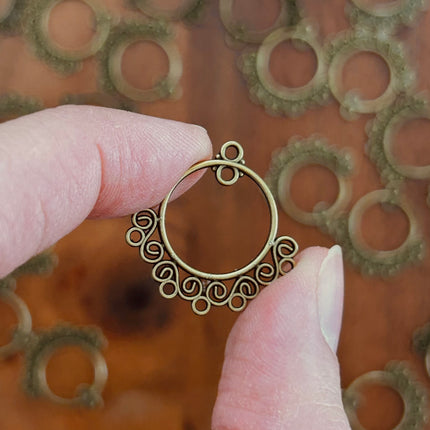 1 x Filigraner Boho-Anhänger | in Bronze | 23 x 24 mm | Für Mikromakramee, Schmuck & DIY‘s