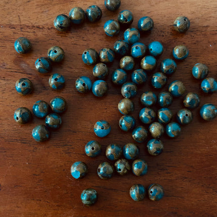 10 x Natursteinperlen | in Seeblau mit Gold | 8 mm | Für Mikromakramee, Schmuck & DIY‘s