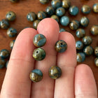 10 x Natursteinperlen | in Seeblau mit Gold | 8 mm | Für Mikromakramee, Schmuck & DIY‘s