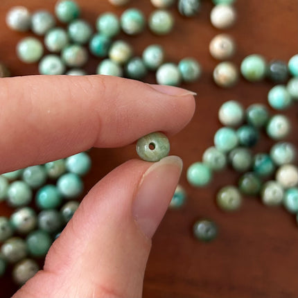 10 x Perlen aus Angelit | in Grün | 6 mm | Für Mikromakramee, Schmuck & DIY‘s