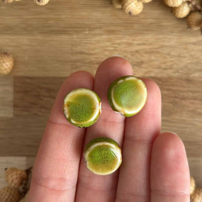3 x flache, runde Perlen aus Keramik | in Grün | Für Mikro-Makramee, Schmuck & DIY‘s