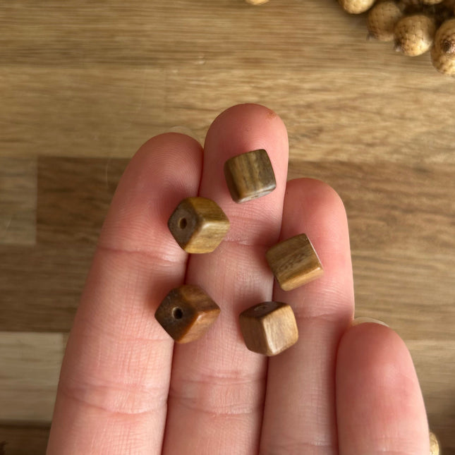 5 x quadratische Holzperlen | in Braun | Für Makramee, Schmuck & DIY‘s